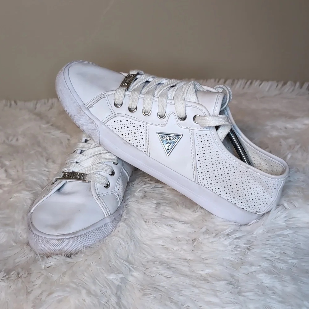 Guess White LEATHER Minimalist Tennis Shoes SZ 7